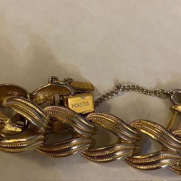 Vintage Monet Signed Gold Tone Chunky Chain Link Bracelet - Picture 4 of 5